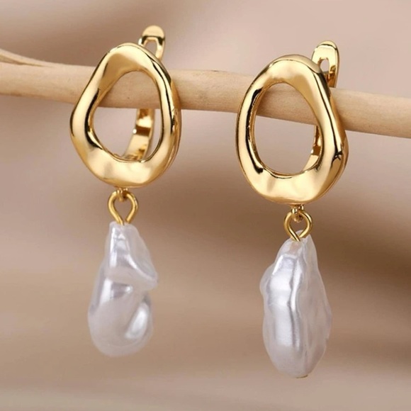 NEW!! Elegant Baroque Dangle Earrings - Picture 2 of 4